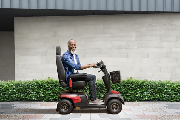 Das neue E-Mobil Comet Pro der Firma Invacare in rot/schwarz.