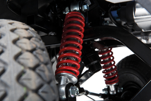 Das neue E-Mobil Spitzbergender in rot der Firma aktiv Deutschland abgebildet von der Seite.