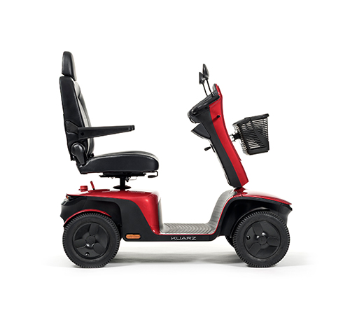 Der Scooter kaurz in der Farbe Weinrot.