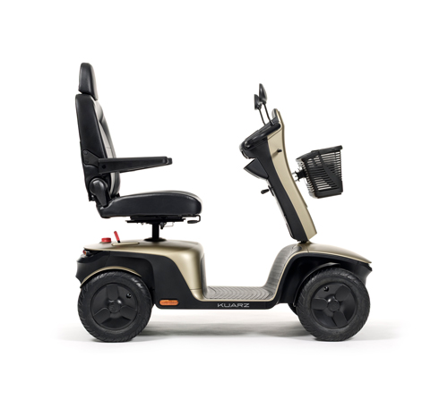 Der Scooter kaurz in der Farbe Gold.