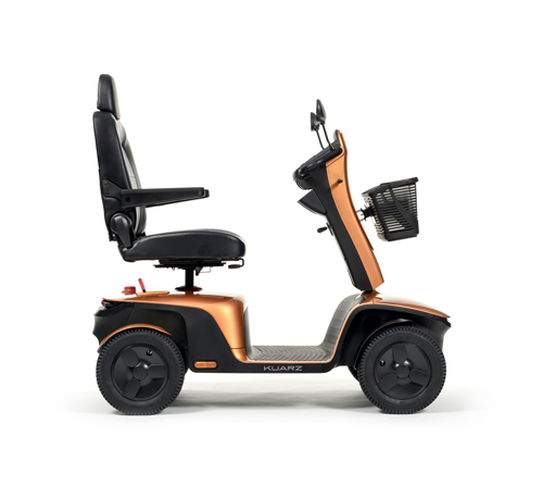Der Scooter kaurz in der Farbe Orange.