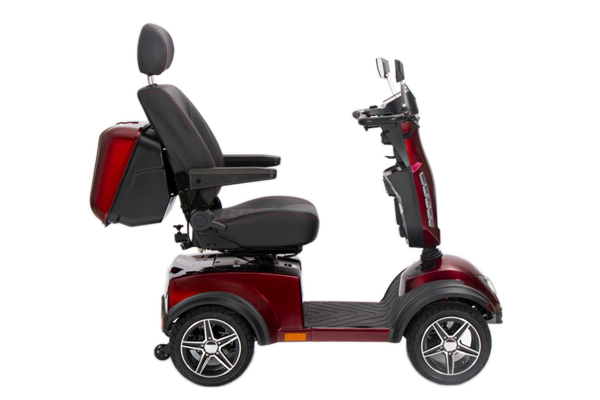 Das neue E-Mobil Spitzbergender in rot der Firma aktiv Deutschland seitlich fotografiert.