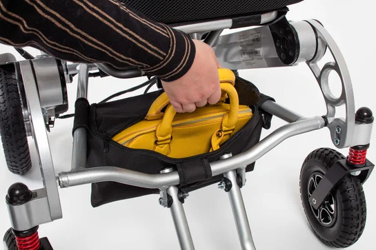 Elektrorollstuhl Instafold von Drive De Vilbiss Healthcare in Detail Taschenfach