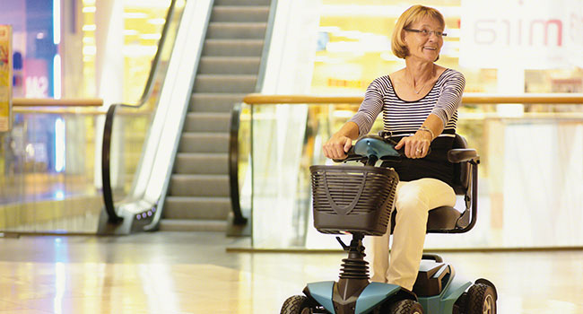 Frau auf E-Mobil im Einkaufscenter