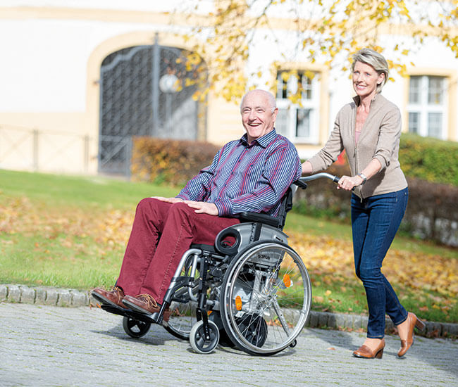 Ehepaar mit Rollstuhl