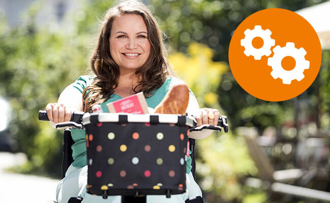 Frau auf E-Mobil und Reparatur-Icon