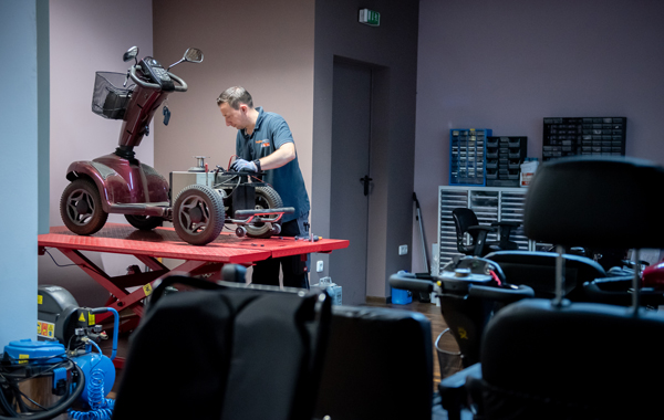 Mitarbeiter von Sorglos Mobile repariert ein elektromobil in der Firmeneigenen Werkstatt.