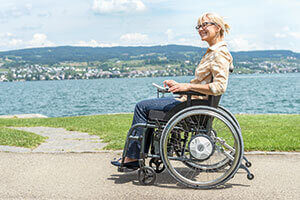 Frau im E-Rollstuhl