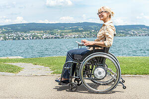 Frau im E-Rollstuhl