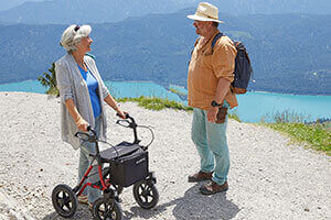 Frau und Mann im Urlaub mit Rollator