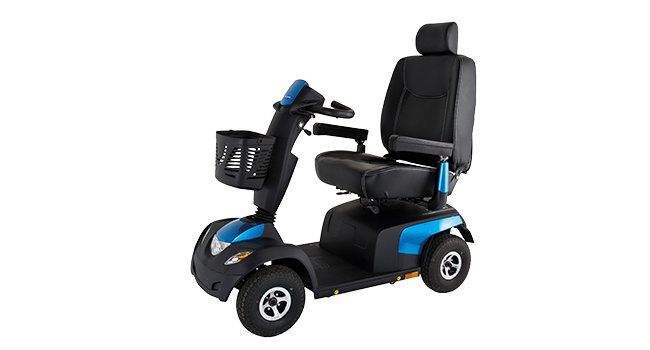 Das XXL-Modell COMET ULTRA der Firma Invacare in schwarz mit blau abgesetzten Akzenten.