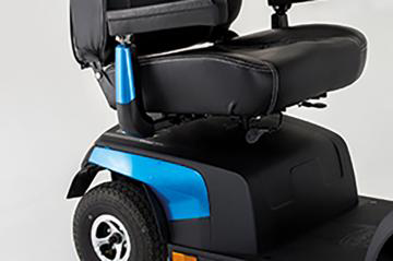 Das XXL-Modell COMET ULTRA der Firma Invacare in schwarz mit blau abgesetzten Akzenten im Detail.