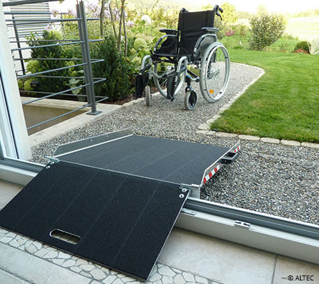Rollstuhl-Rampe an der Balkontürschwelle